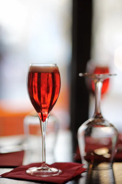 Glas med franska alkohol dryck Kir Royal — Stockfoto