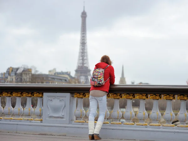 Женщина смотрит на Эйфелеву башню в Париже, Франция — стоковое фото