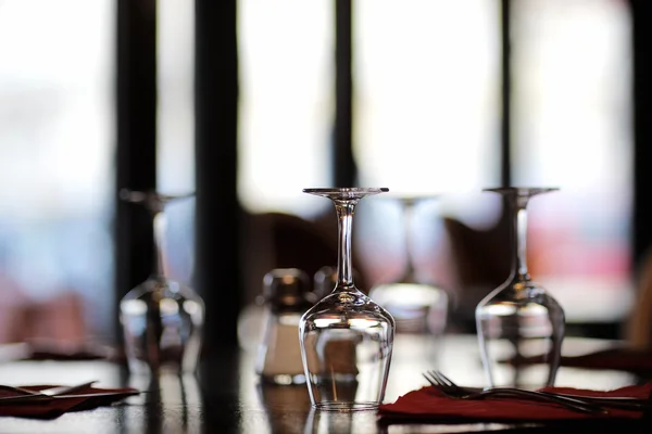 Три бокала вина на столе — стоковое фото