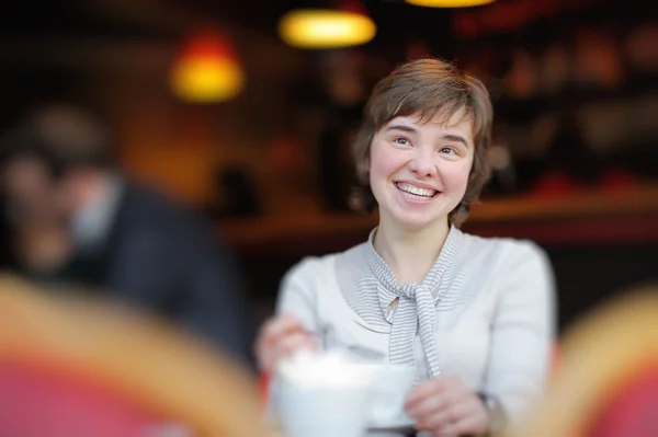 Szczęśliwa młoda dziewczyna w kawiarni — Zdjęcie stockowe