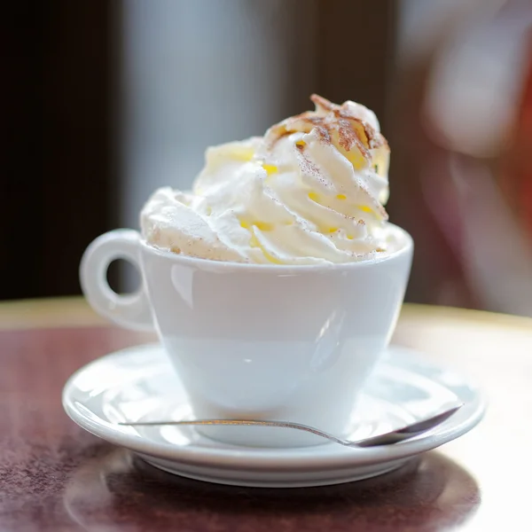 Kopp kaffe eller varm choklad med vispgrädde — Stockfoto