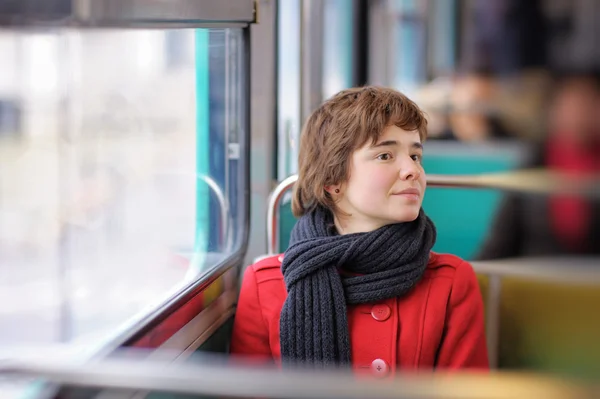 Красивая девушка в парижском метро — стоковое фото