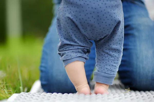 Lille baby lærer å stå – stockfoto