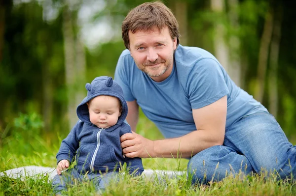 Père heureux avec son petit bébé — Photo