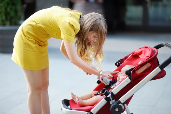 Jovem mãe brincando com seu bebê — Fotografia de Stock