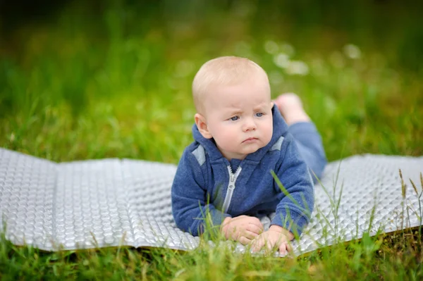 Söt pojke på park — Stockfoto