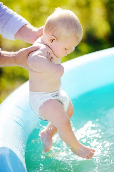 Piccolo bambino che si diverte a bordo piscina gonfiabile — Foto Stock