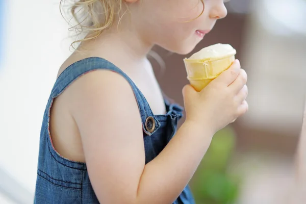 Schattig peuter meisje eten van ijs — Stockfoto