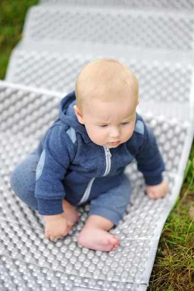 Piccolo bambino che impara seduto — Foto Stock