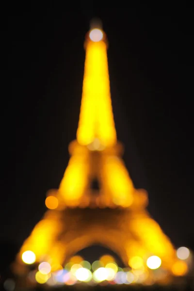 Niewyraźne tło: Wieża Eiffla nocą — Zdjęcie stockowe