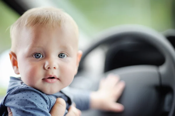 Doux bébé dans la voiture — Photo