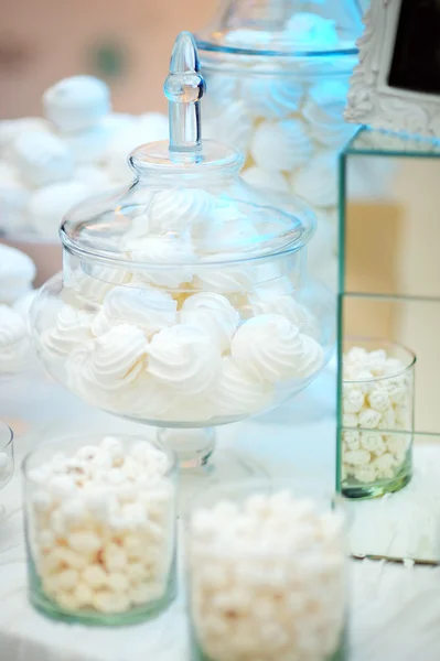 Stilvoller Sweet Table für Hochzeitsgesellschaft — Stockfoto