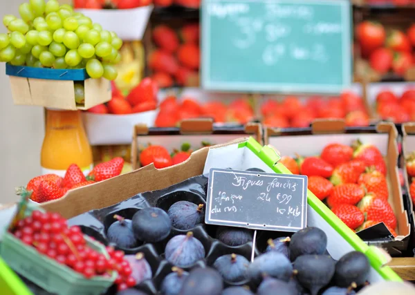 Sweet fresh bio figs and berry — Stock Photo, Image