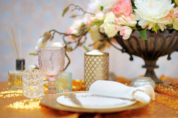 Elegante conjunto de mesa de ouro — Fotografia de Stock