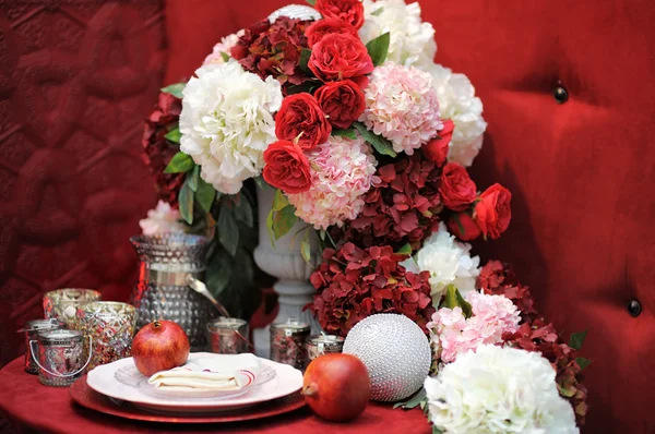 Elegante tavola rossa apparecchiata per la celebrazione del matrimonio — Foto Stock