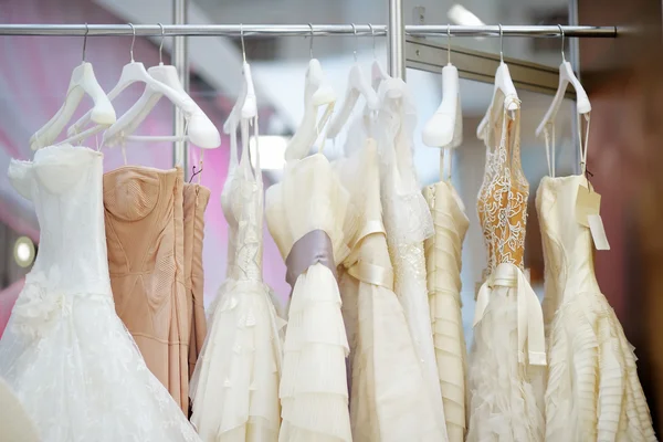Pár krásných svatebních šatů — Stock fotografie