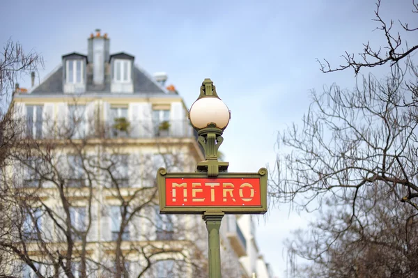 En skylt vid ingången till tunnelbanan i Paris — Stockfoto