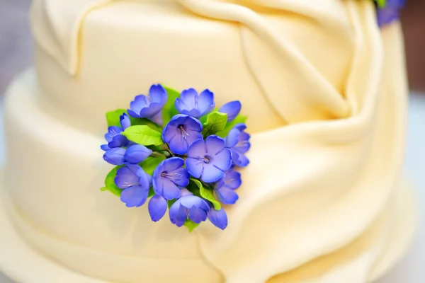 Delicious white wedding or birthday cake — Stock Photo, Image