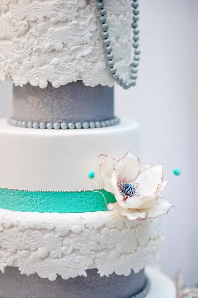 Delicioso pastel de boda o cumpleaños blanco y gris —  Fotos de Stock