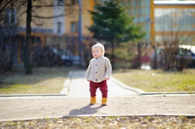 Bahar gününde yürüme yürümeye başlayan çocuk