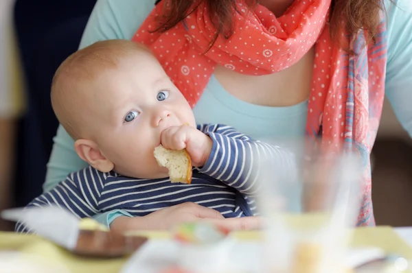 Ekmeğe sahip erkek bebek — Stok fotoğraf