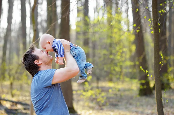 Мужчина держит своего малыша — стоковое фото