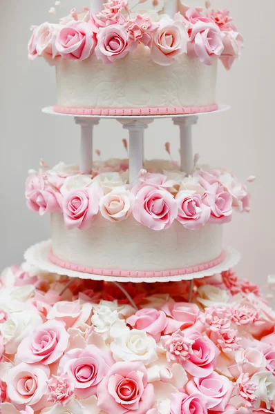 Delicioso bolo de casamento branco — Fotografia de Stock