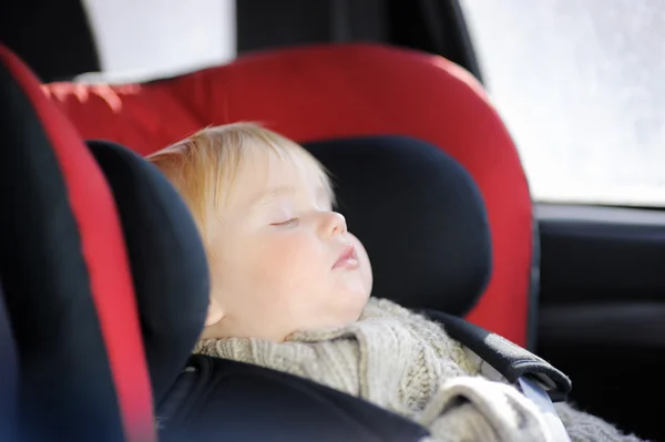 Niño pequeño durmiendo en el asiento del coche —  Fotos de Stock