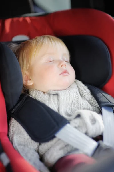 Kleinkind schläft im Autositz — Stockfoto