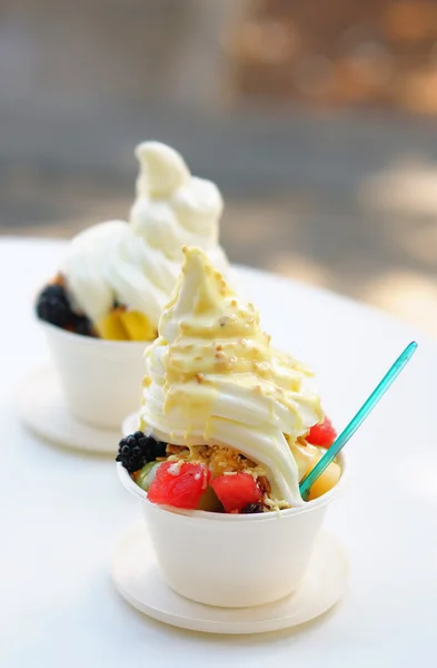 Замороженный йогурт с фруктами и ягодами Стоковое Фото