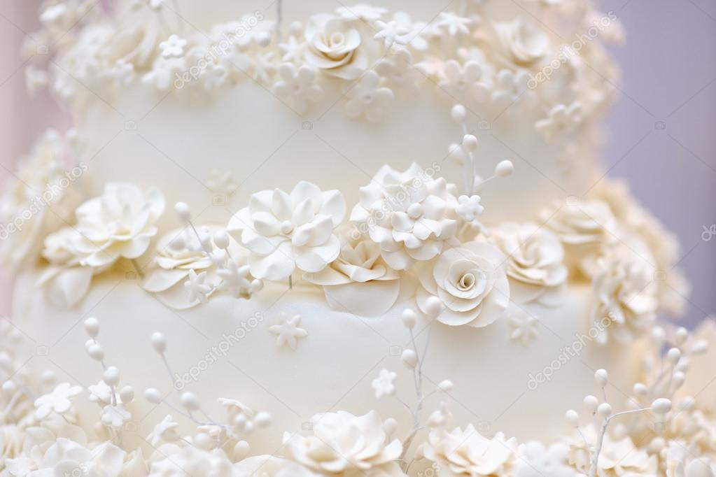Delicious white wedding cake 