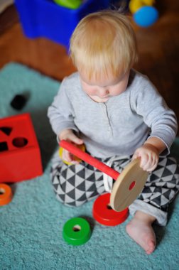 küçük bebek oyuncakla oynamak
