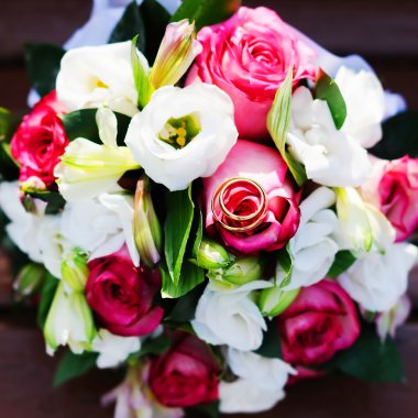 Altın alyans düğün çiçek buket