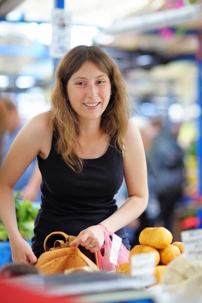 Ung kvinna på farmer marknaden — Stockfoto