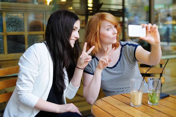 Duas meninas tomando selfie — Fotografia de Stock