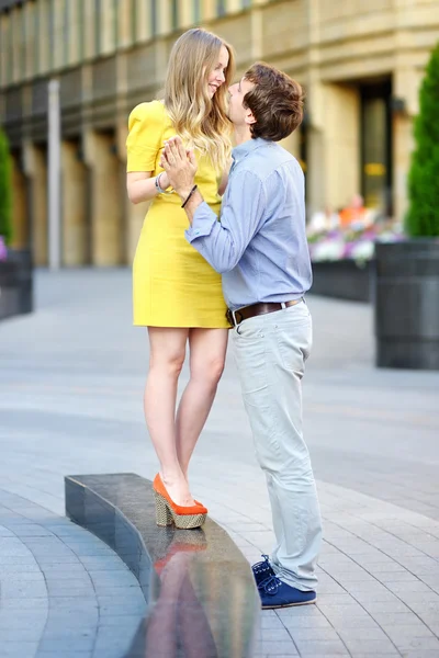 Jonge romantisch paar in city — Stockfoto