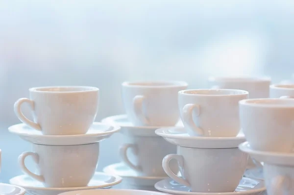 Viele weiße Kaffeebecher — Stockfoto