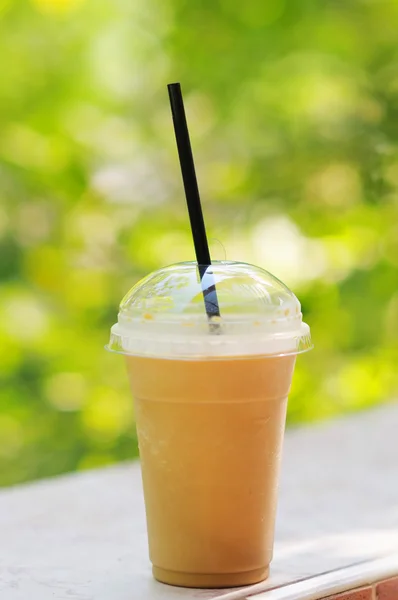 Inbjudande iskaffe drink i en täckt kopp — Stockfoto