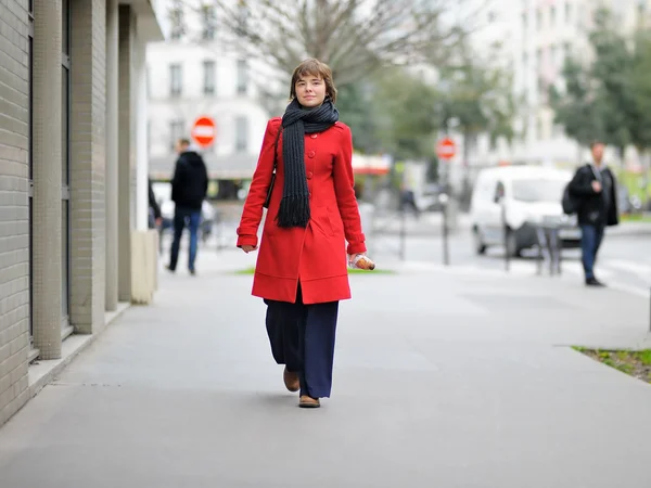 スタイリッシュな女の子、パリを歩く — ストック写真