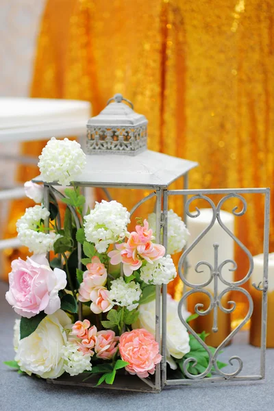Cage with flowers as decoration on party — Stock Photo, Image