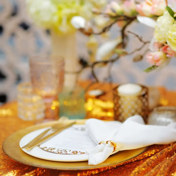 Elegant guld tabell set — Stockfoto