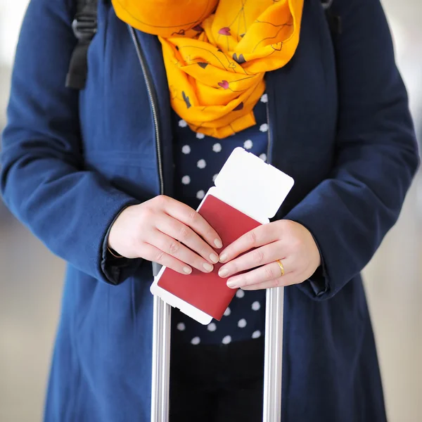 Pasaport tutarak ve pass yatılı kadın — Stok fotoğraf