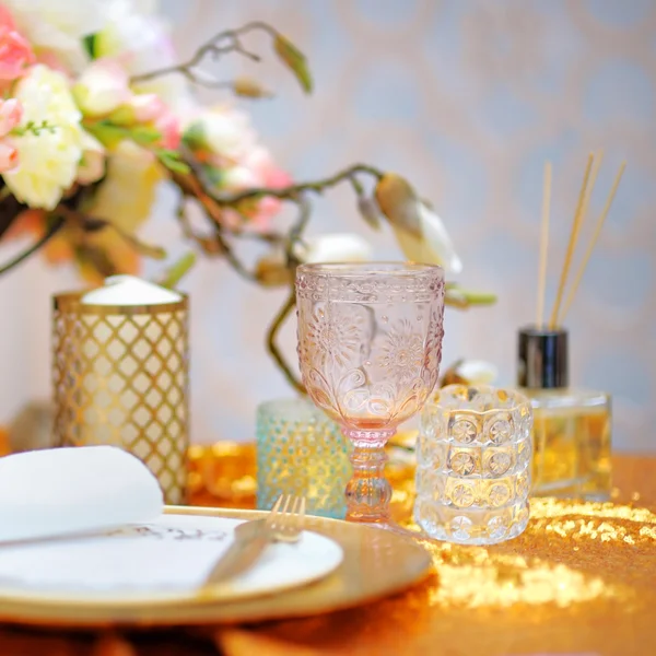 Elegant guld tabell set — Stockfoto