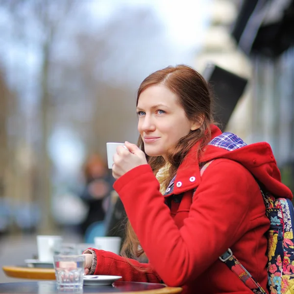 Giovane donna in un caffè di strada — Foto Stock