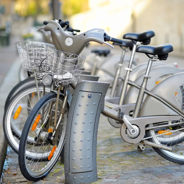 Fila de bicicletas de ciudad en alquiler — Foto de Stock
