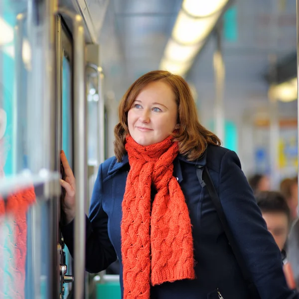 Mulher no metrô parisiense — Fotografia de Stock