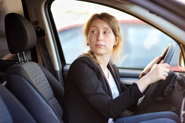 車の中の若い女性は — ストック写真