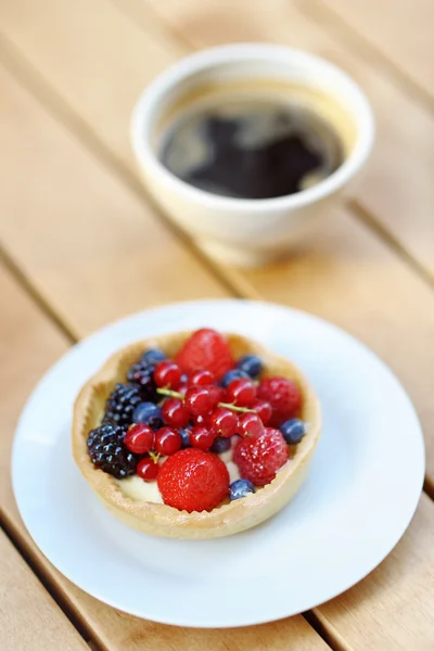 Custard fruit tart and cup of coffee — Stock Photo, Image