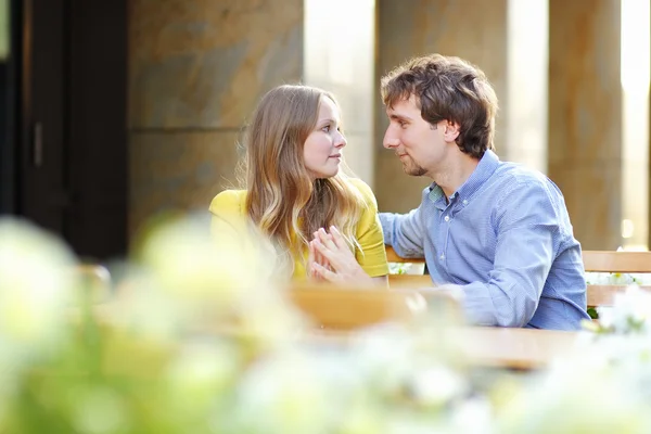 Счастливая молодая пара в кафе на открытом воздухе — стоковое фото