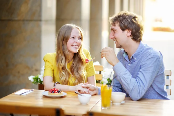 Young gelukkig paar dating — Stockfoto